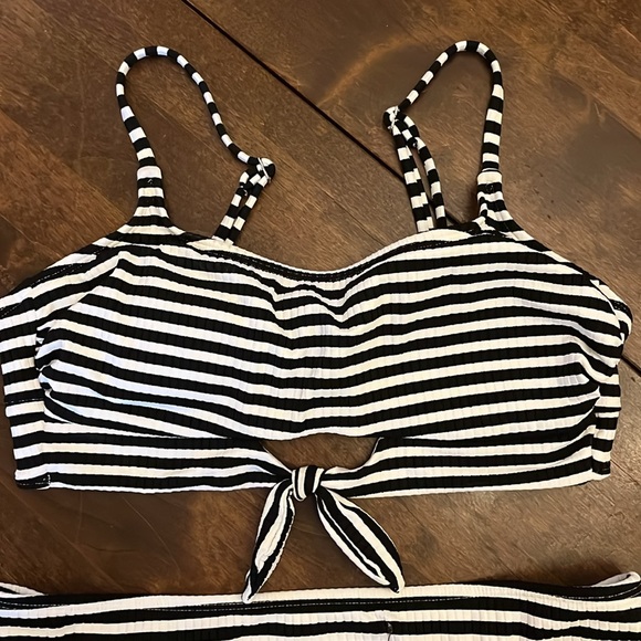 Black and white bikini - Picture 2 of 10